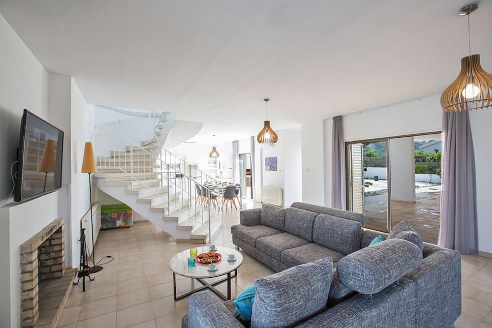 Villa Rosie AQ Anm03