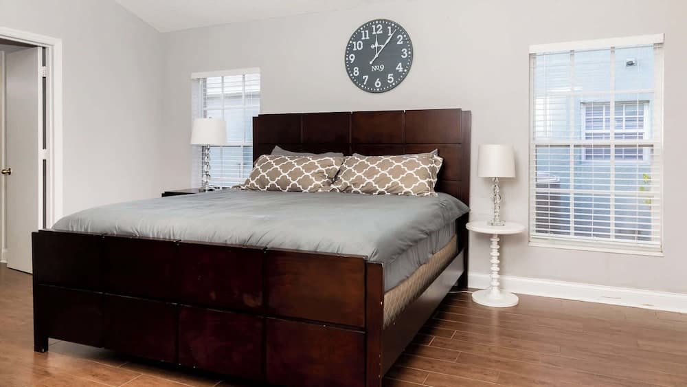 Wonderland at White Crane Hot tub & Lake Views!