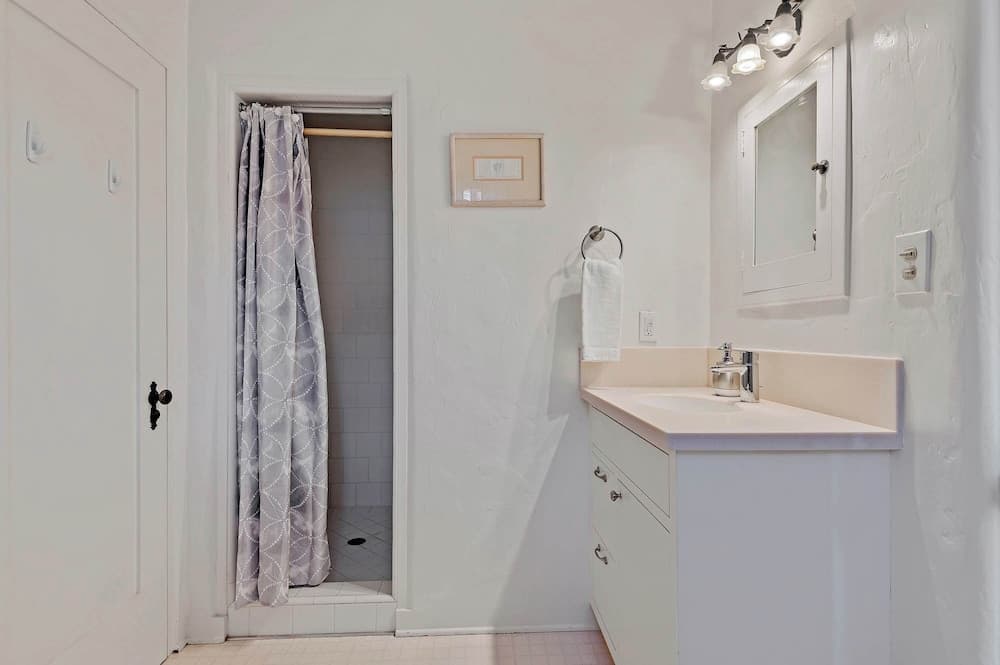 Garden Cottage - Miramar Beach With Shared Deck