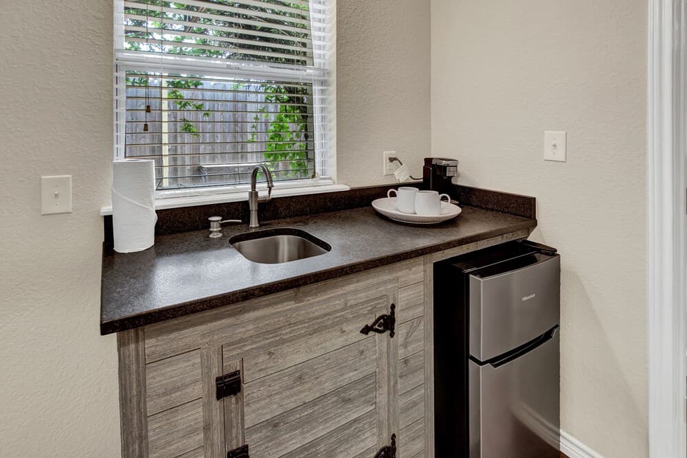 Cozi Cottage With Hot Tub! - 2 Min to Wineries!