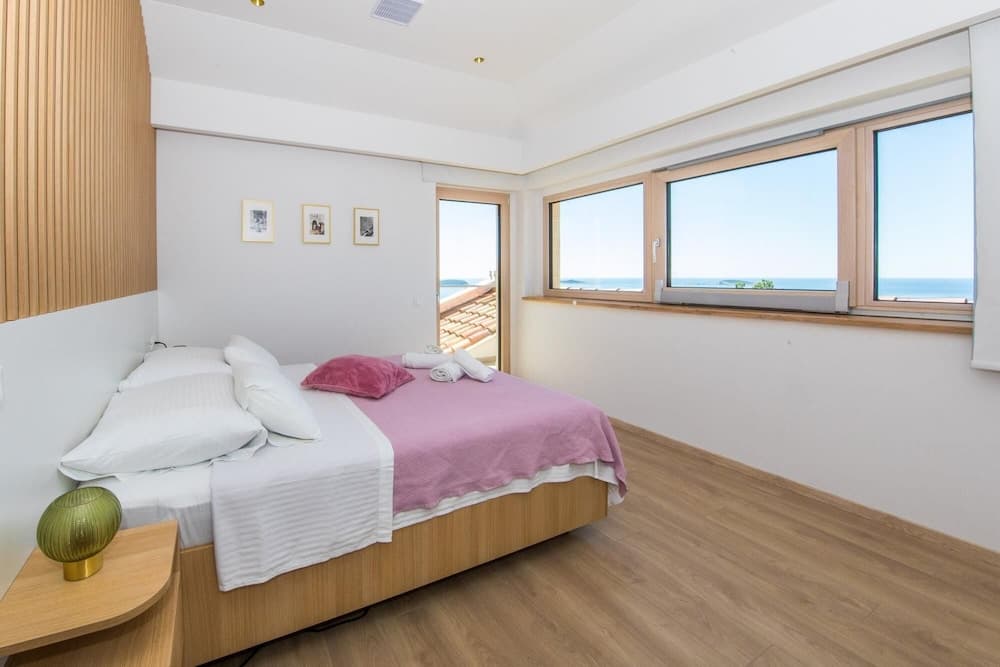 Villa Art Gallery - Six Bedroom Villa With Terrace and Swimming Pool ID Direct Booker 962