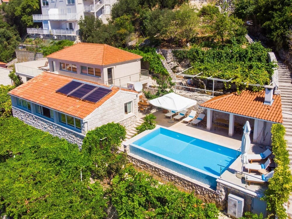 Villa Art Gallery - Six Bedroom Villa With Terrace and Swimming Pool ID Direct Booker 962