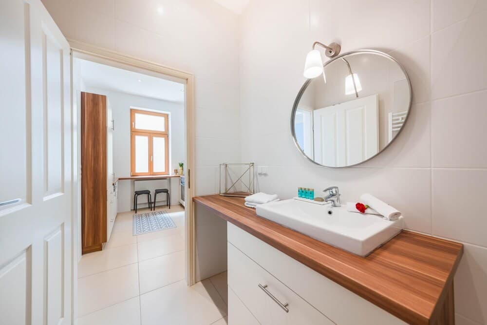 Deluxe Studio With King Size bed and Parking in Krems City