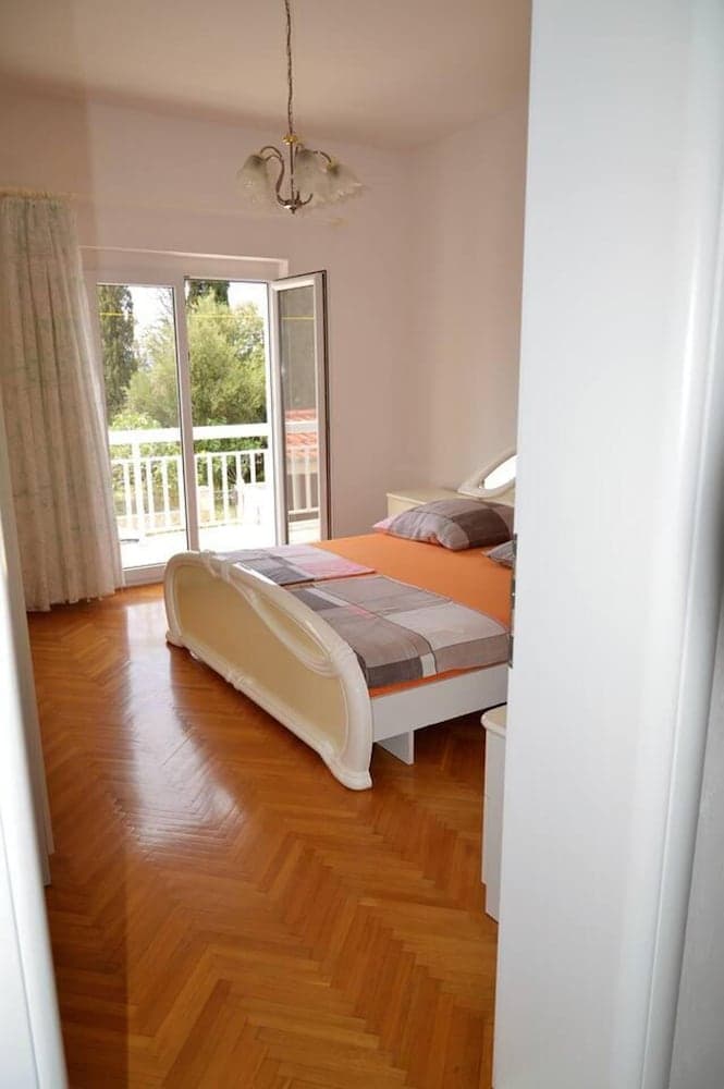 Stunning 2-bed Apartment in Okrug Gornji