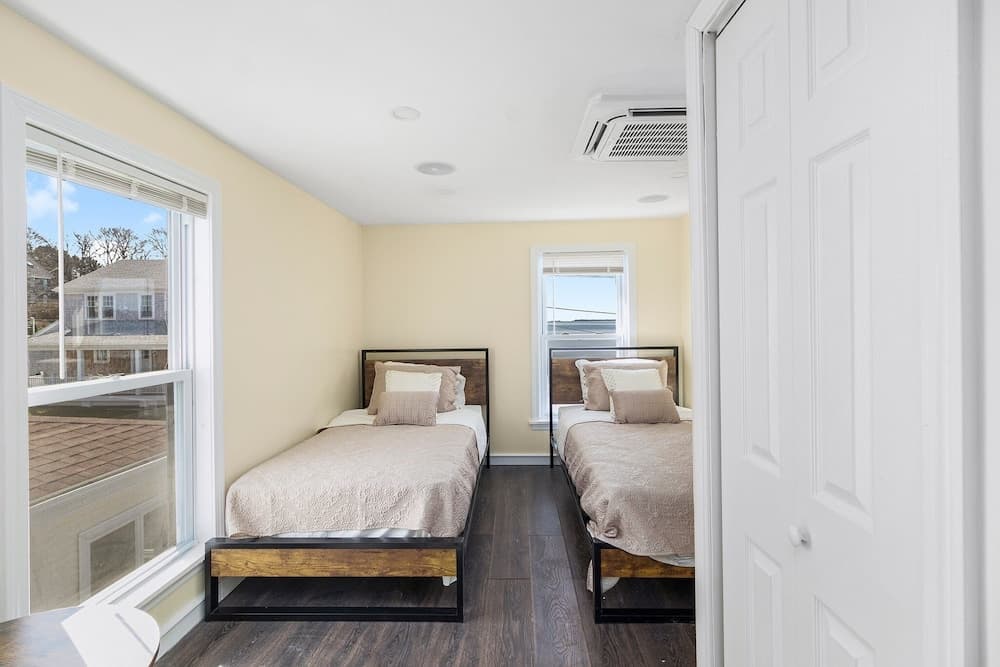 Spacious Coastal Tiverton Waterfront Getaway 3 Bedroom Cottage by Redawning