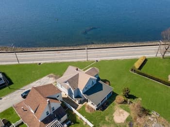 Spacious Coastal Tiverton Waterfront Getaway 3 Bedroom Cottage by Redawning