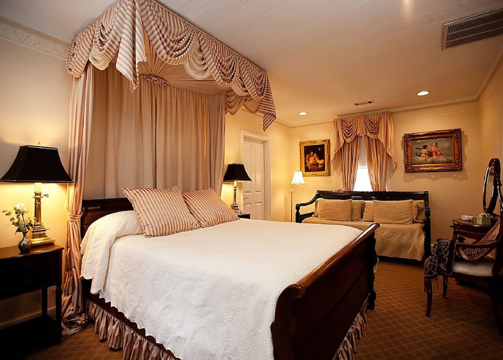 Monmouth Historic Inns and Gardens