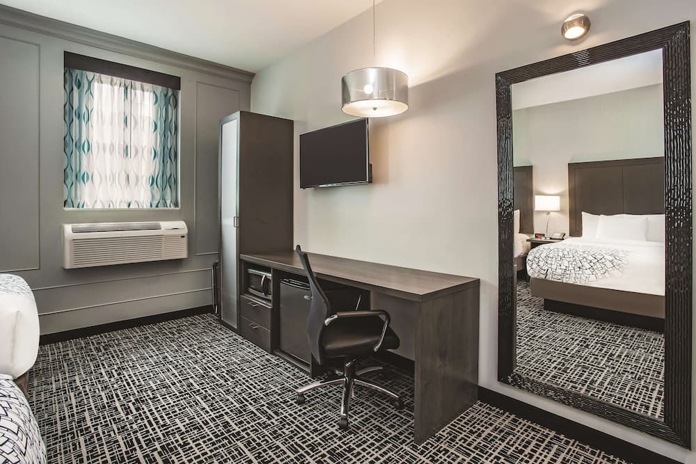 La Quinta Inn & Suites by Wyndham Baltimore Downtown