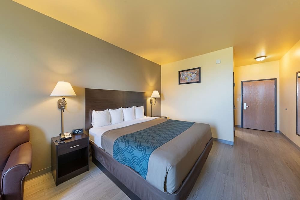 Econo Lodge Inn & Suites Bridgeport