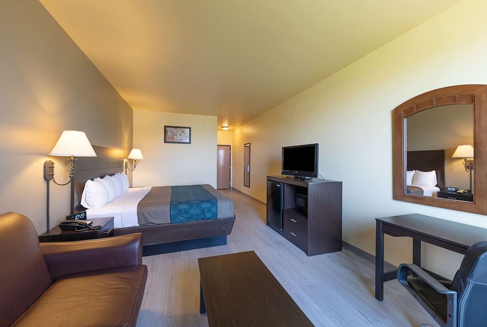 Econo Lodge Inn & Suites Bridgeport