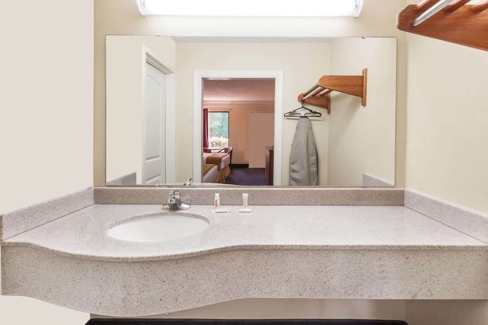 Super 8 by Wyndham Dalton/Convention Center Area