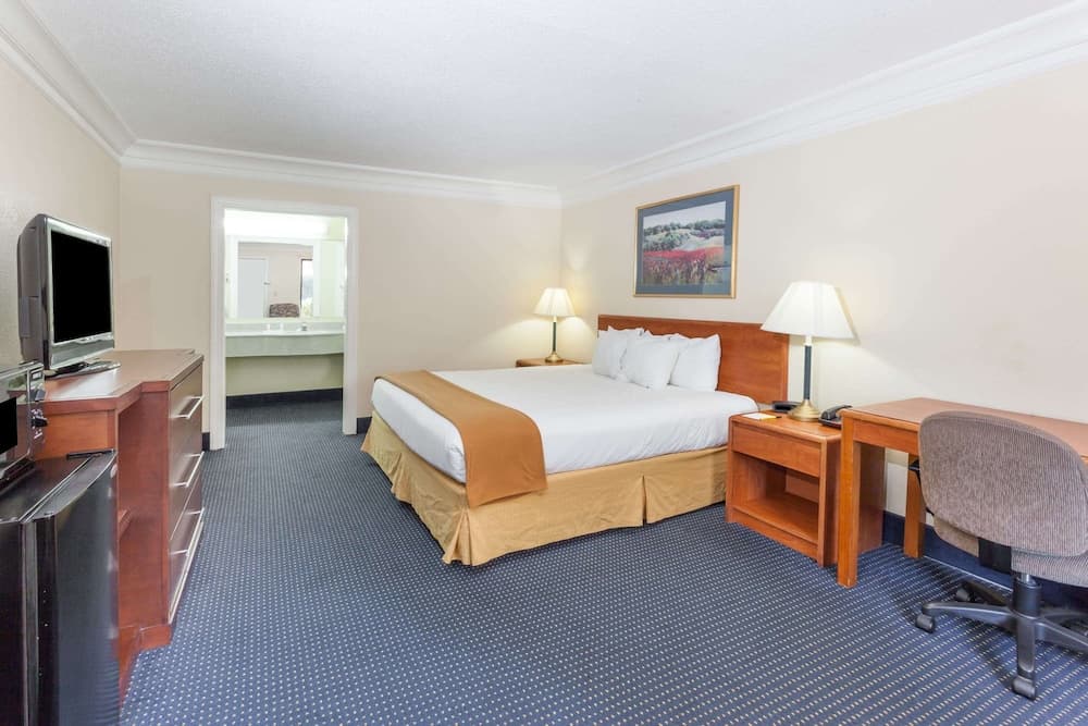 Super 8 by Wyndham Dalton/Convention Center Area