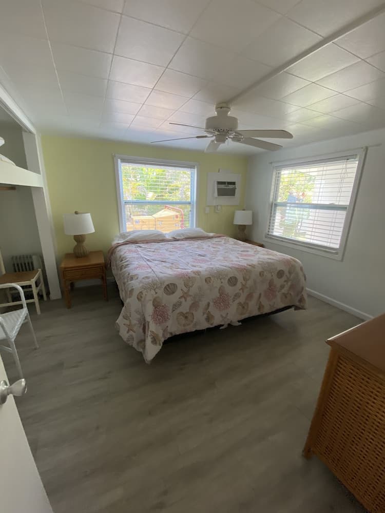 Tropical Winds Motel & Cottages