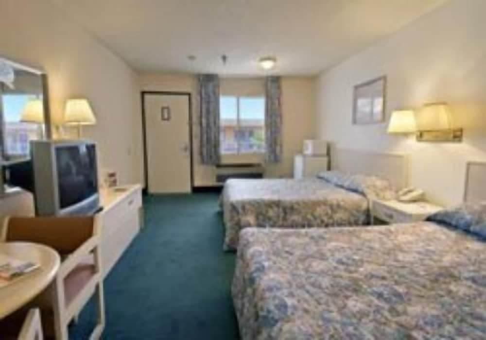 Hilltop Inn & Suites