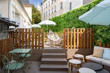 Le Village Montmartre by Hiphophostels