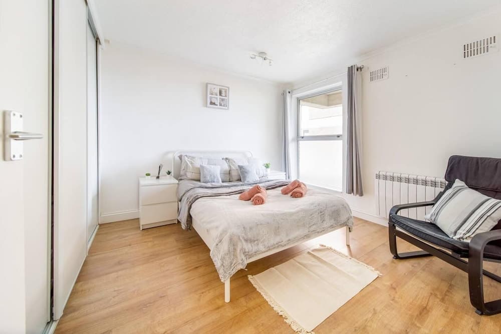 Livestay - 2 Bed Apt, Free Parking in Luton