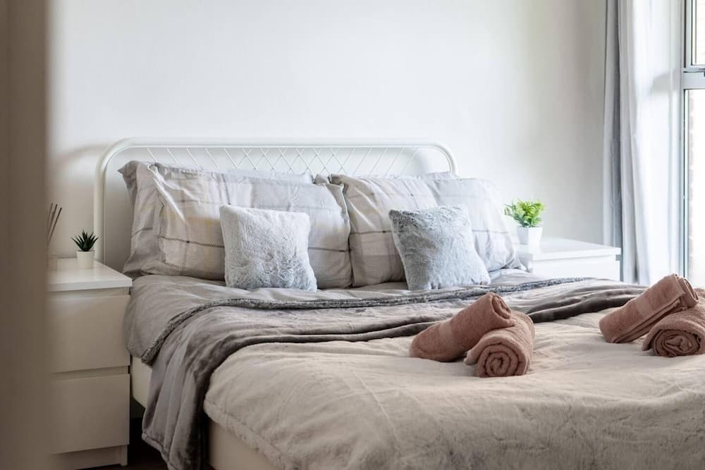 Livestay - 2 Bed Apt, Free Parking in Luton