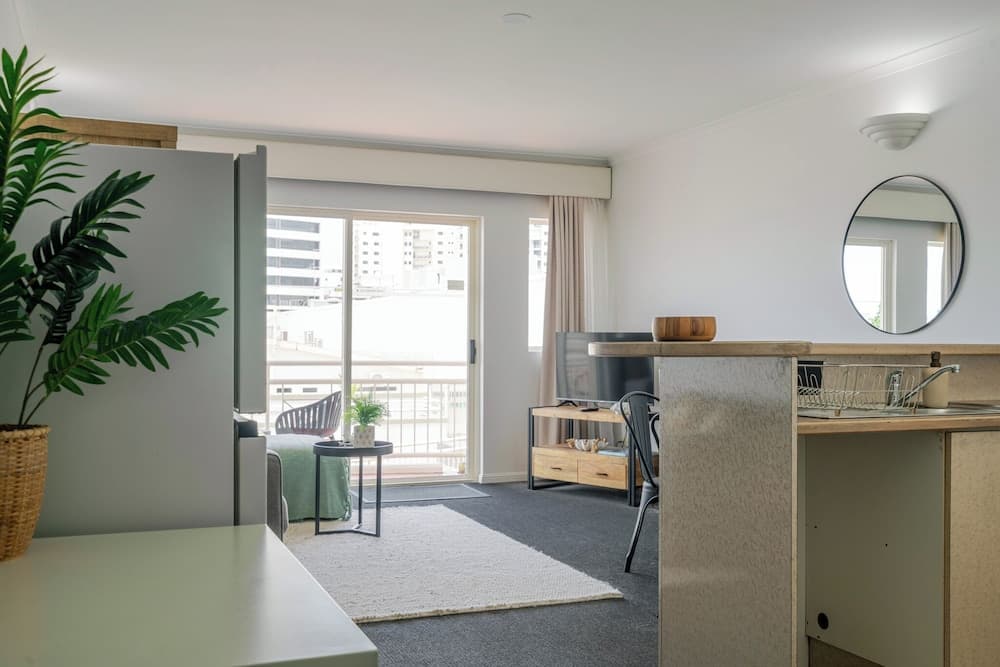 Inner City One Bedroom Apartment with Pool View 22