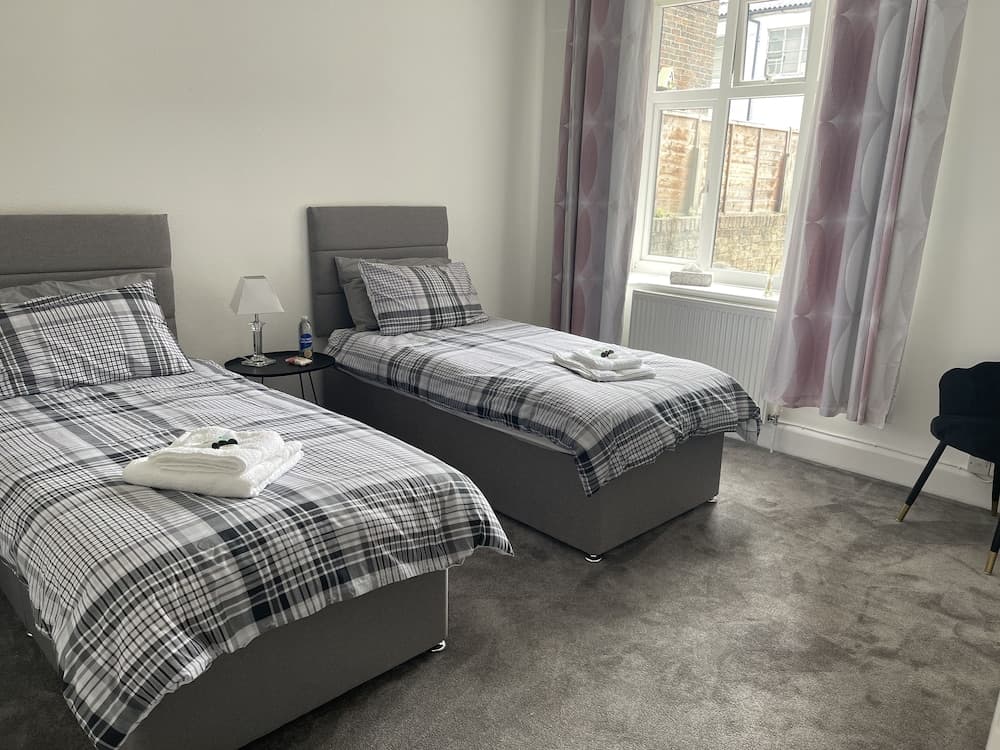 2-bed, Sleeps 4, Free Parking, Pets Allowed