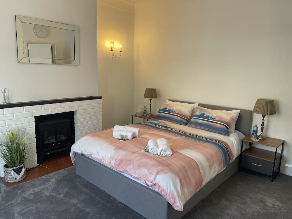 2-bed, Sleeps 4, Free Parking, Pets Allowed