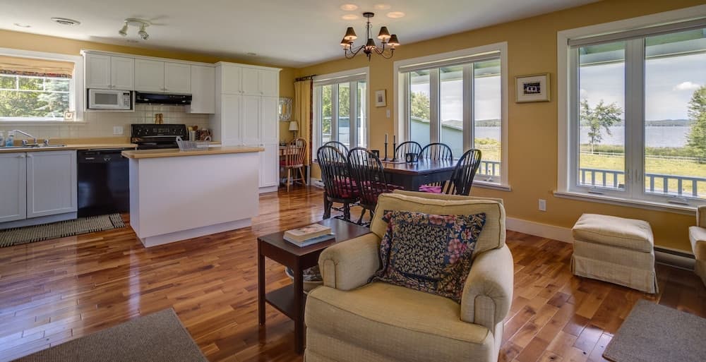 Lovely LacBrome 3 Bdrm Lakefront Cottage