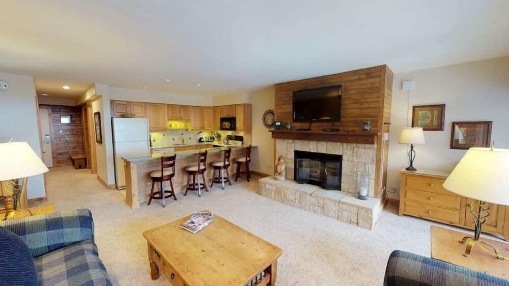 2 Bedroom Boutique Resort Condo With Hot Tub Access and Within Walking Distance to the Eagle Bahn Gondola