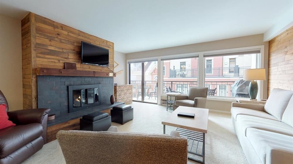 2 Bedroom Boutique Resort Condo With Hot Tub Access and Within Walking Distance to the Eagle Bahn Gondola