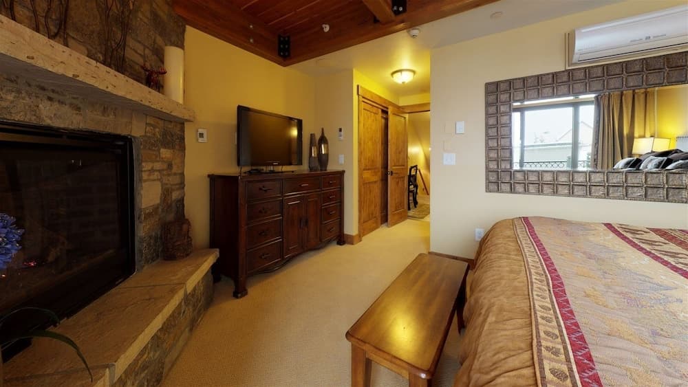 Luxury 3 Bedroom Lionshead Village Condo With Rooftop Pool, Hot Tubs