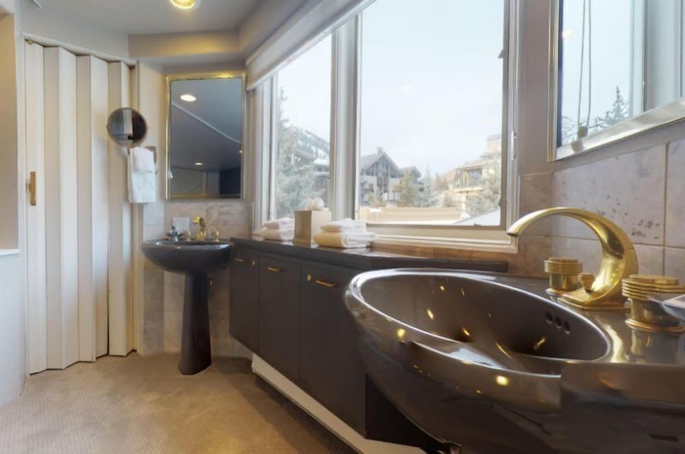 1 Bedroom Boutique Resort Condo With Hot Tub Access and Within Walking Distance to the Eagle Bahn Gondola