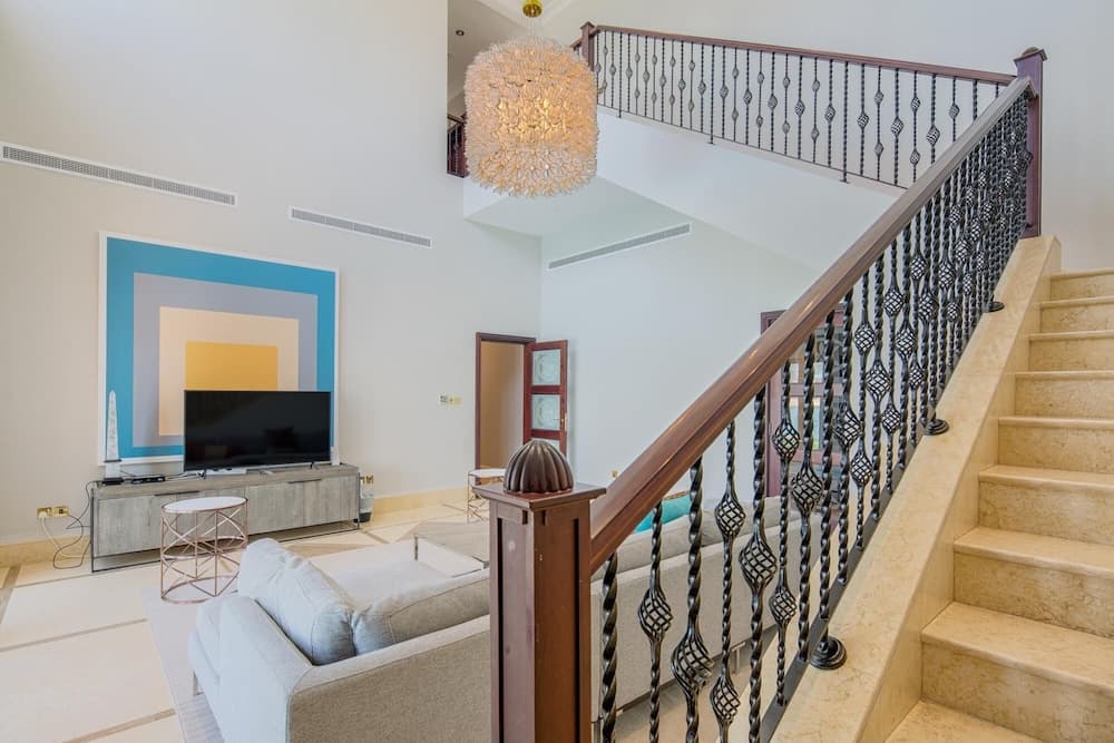 Palm Jumeirah Beach Front XL Villa w Prvt Pool