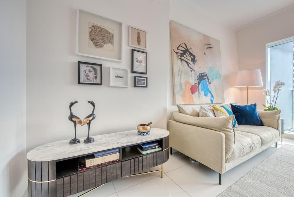 Aesthetic Apt w Stunning Vw in Luxurious Building