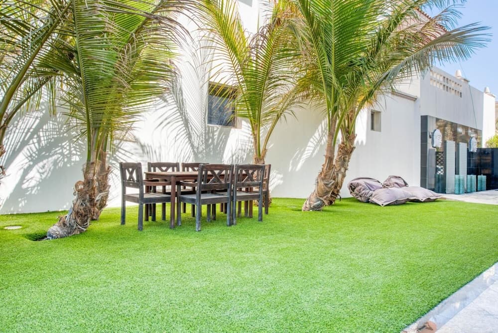 Glamourous Beachfront Villa on The Palm w Pool