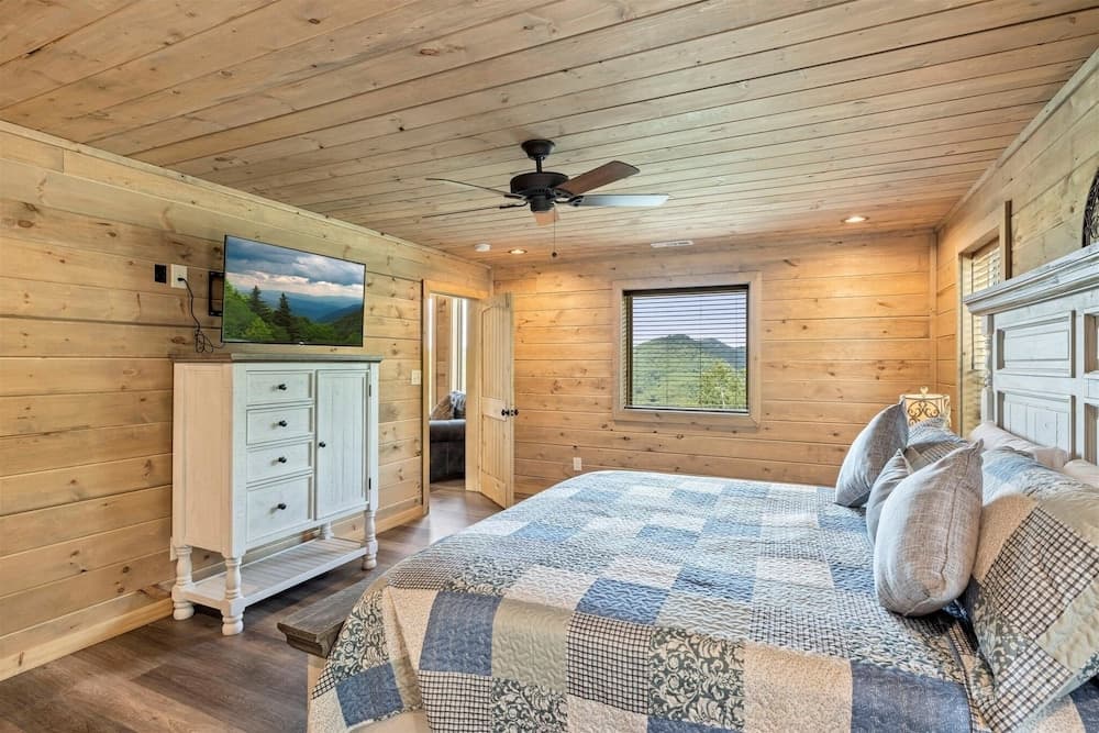 Red Sky Ridge 5 Bedroom Cabin by RedAwning