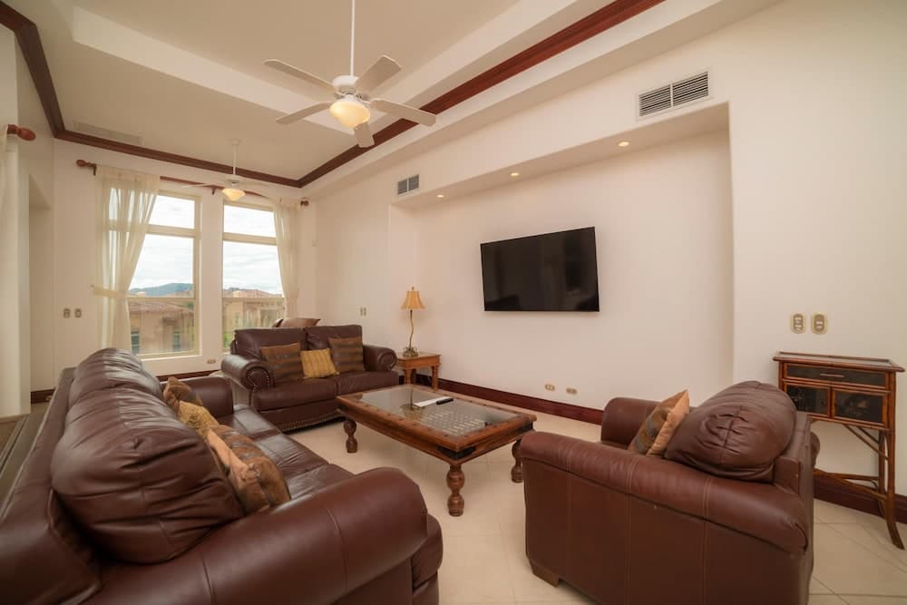 Bella Vista 2B 3 Bedr 3 1 2 Bath Pool View