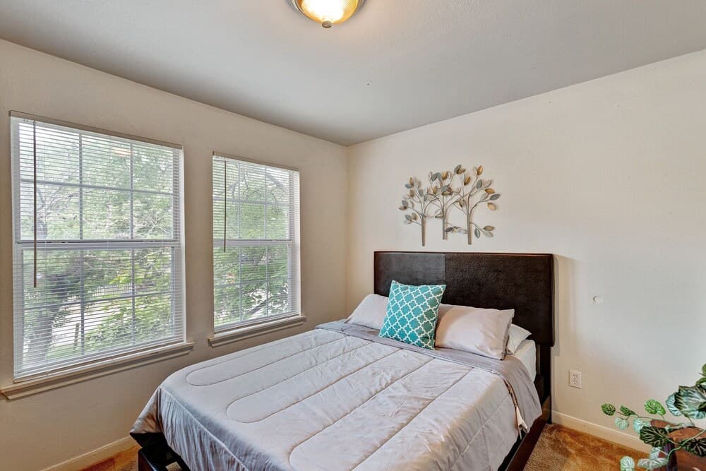 Beautiful 4 Bedroom Home by Redawning