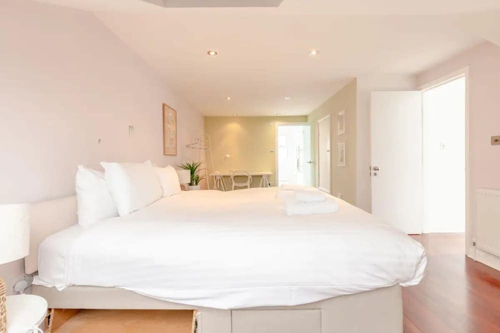 Stylish 2 Bedroom Apartment Beside Putney Station