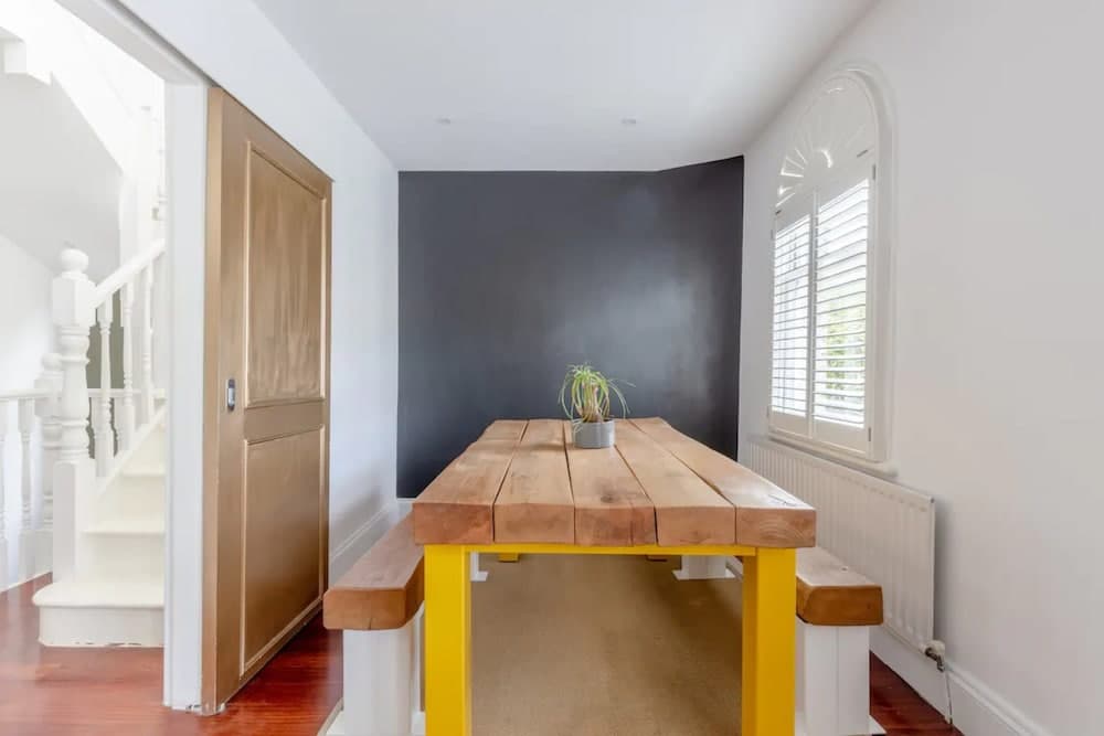 Stylish 2 Bedroom Apartment Beside Putney Station