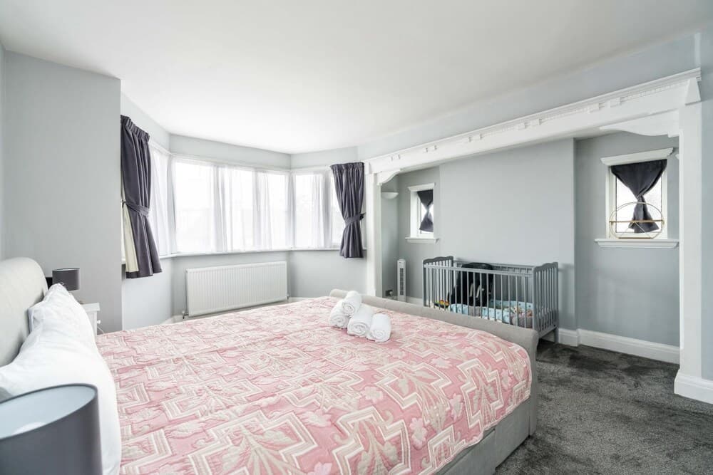 Sleek 2BD Home Close Brent Cross Shopping Centre