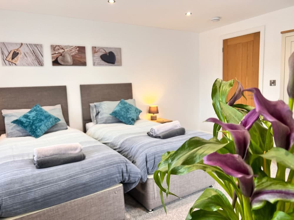 3 Bed House - Sleeps 5 - Pets - Garden - Parking