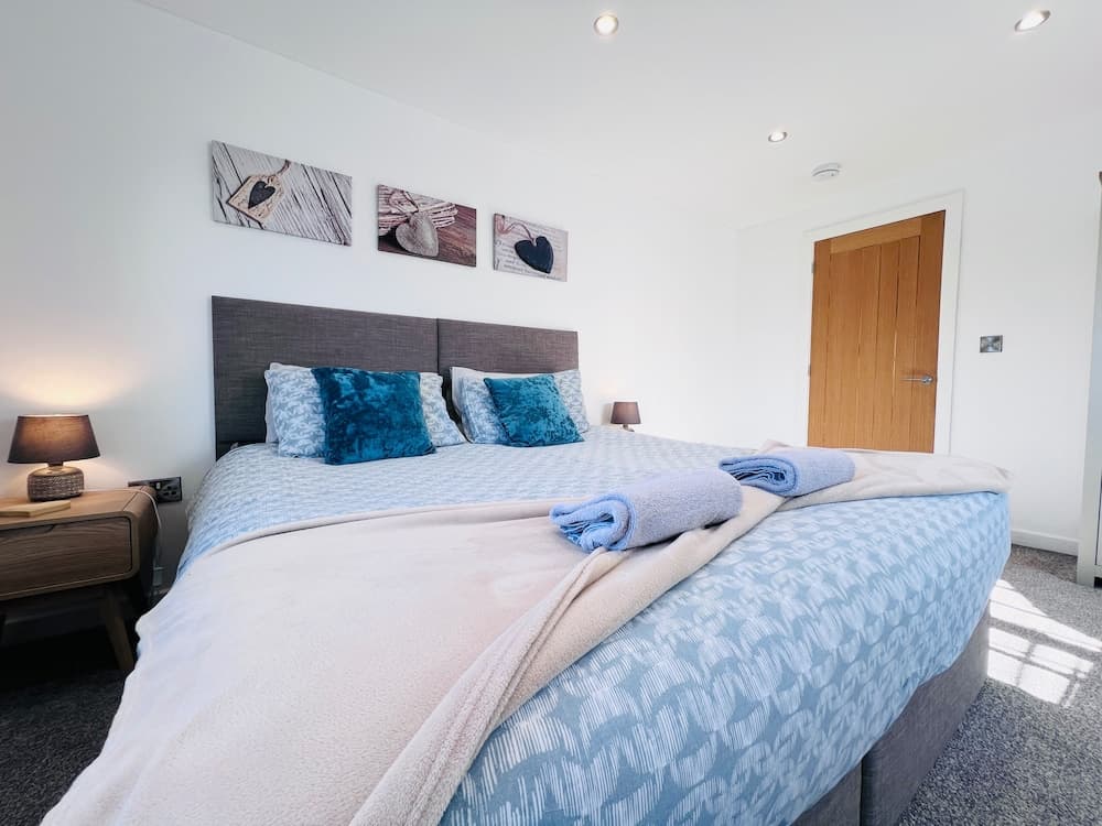 3 Bed House - Sleeps 5 - Pets - Garden - Parking