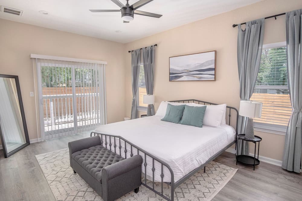 Beautiful Fenced 3BR 2BA Near Exciting Downtown