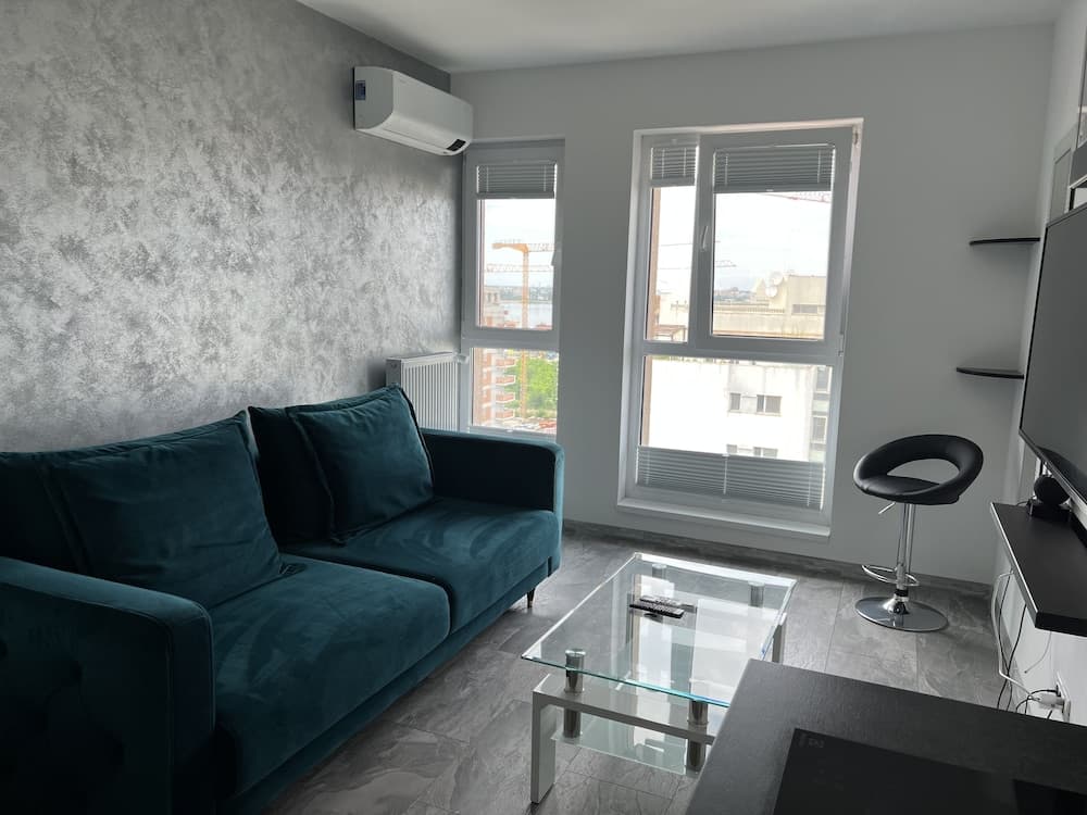 Cozy 2-Room Penthouse Lakeview W14