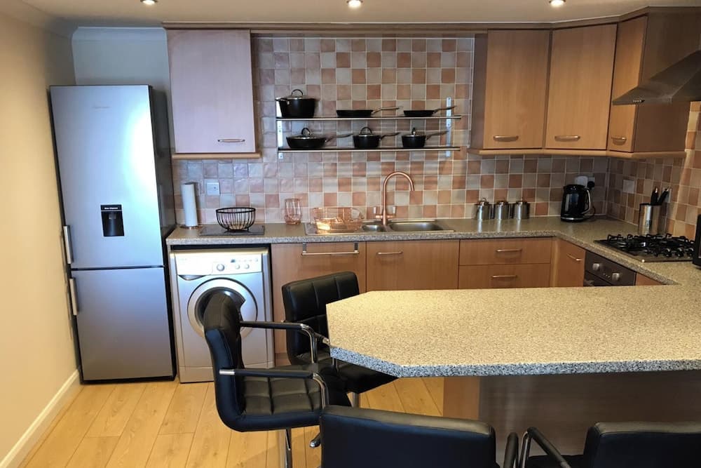 3-bed Apartment - Sleeps 6 - Parking, Wifi, Pets