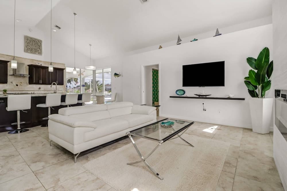 2203 Cape Coral Pkwy W