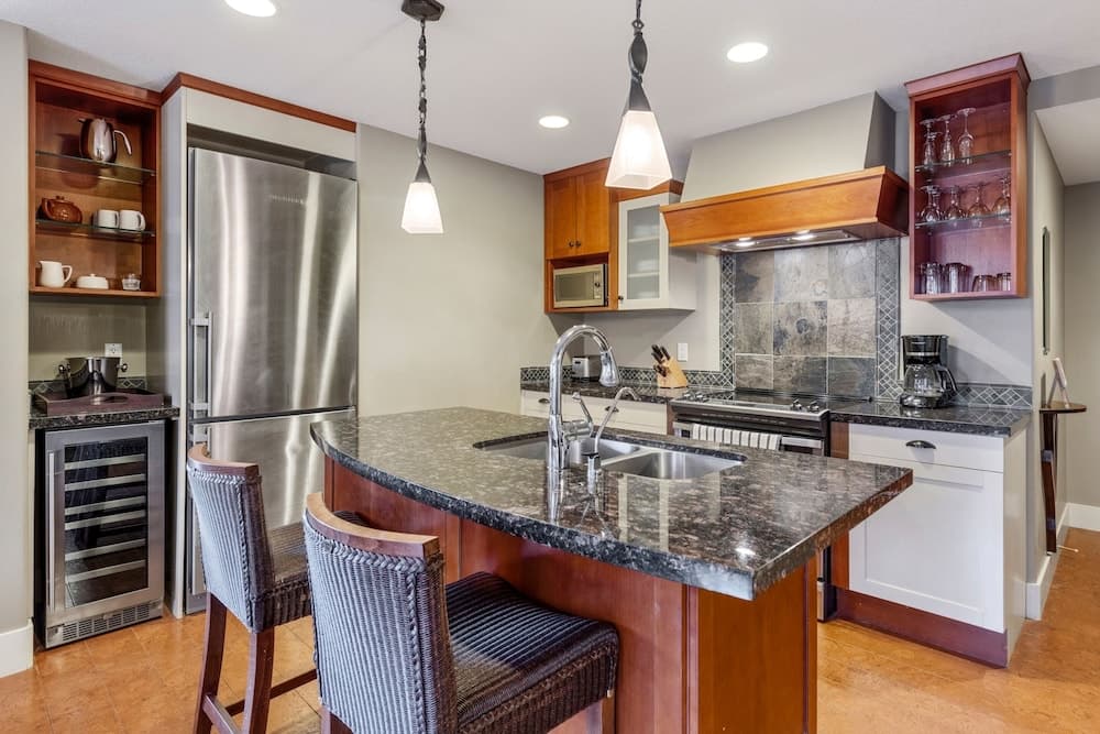 Exquisite 2BR/2BTH Luxury Condo with Mountain View