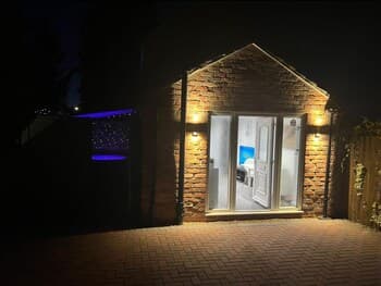 Jacuzzi Spa! Stunning Entire Guest House - Netflix