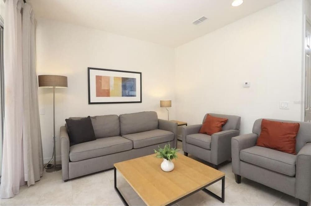 Gated Community With Private hot tub Near Disney!!!