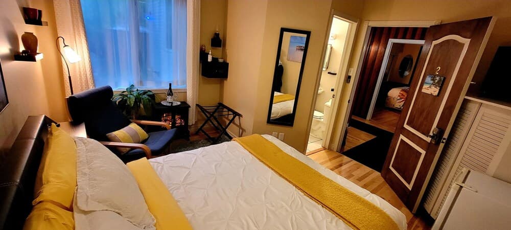 Kokomo Inn - Tropical Riverfront B&B