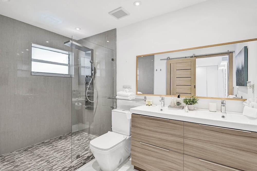 Heated Private Pool 4BR Modern home