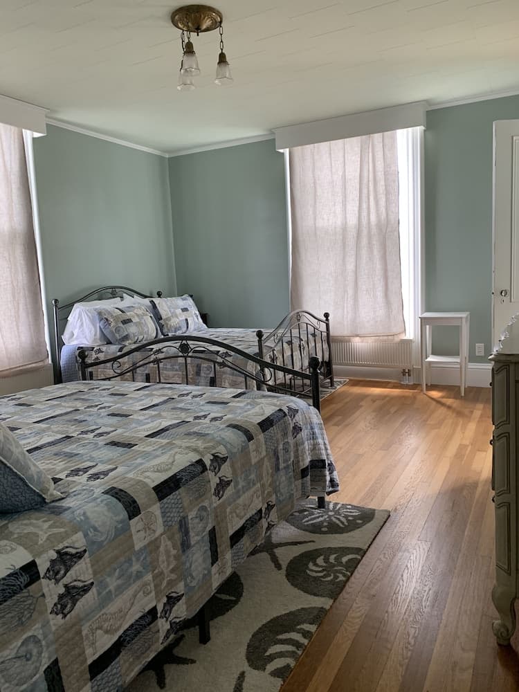 Captain Sweetser's Inn